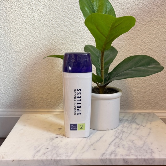 Rodan + Fields Spotless Cleanser - White and Purple - Picture 1 of 3
